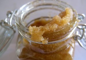 Как сделать скраб из меда и сахара для губ в домашних условиях