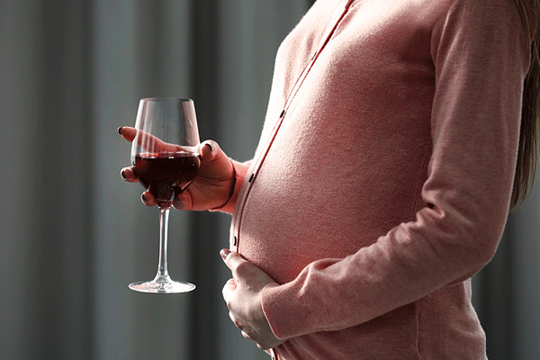 Беременная пьет алкоголь