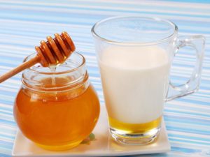Как пить молоко с маслом и медом от кашля