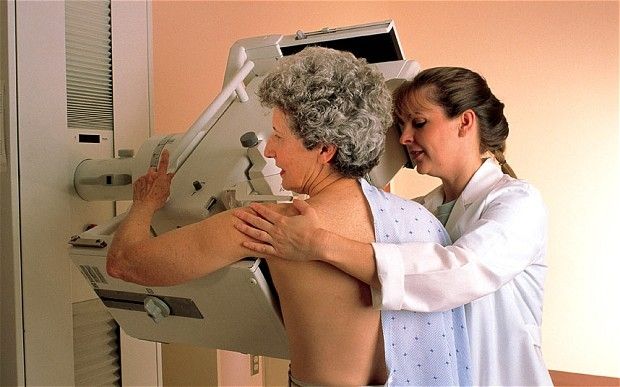 женщина проходит маммографию