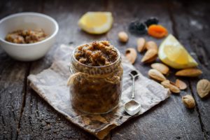 Полезные свойства и противопоказания грецкого ореха с медом