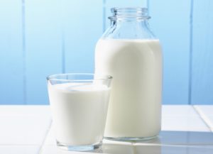 Как применять молоко с содой и медом от кашля