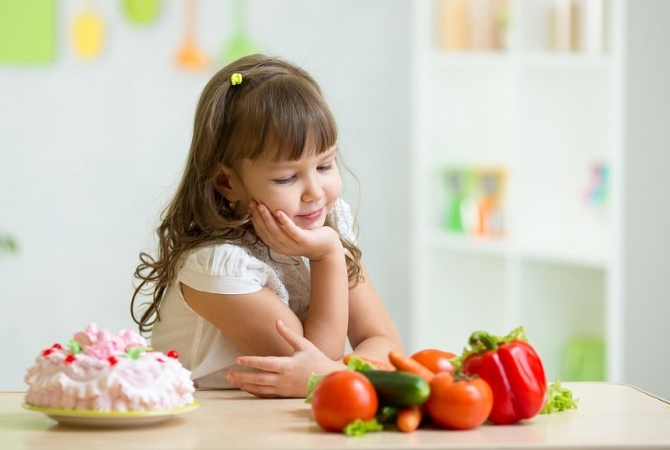 Ребенок смотрит на полезные продукты