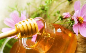 Полезные свойства и особенности цветочного меда