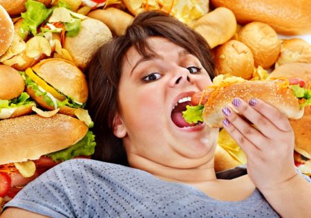 Отказ от вредной пищи - как мера профилактики гипергидроза