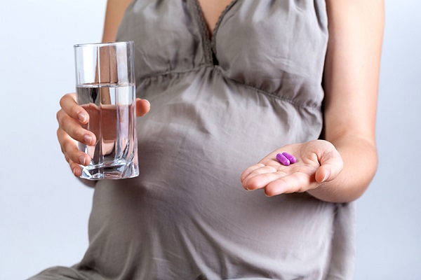 Беременная пьет лекарства