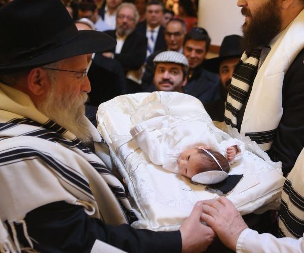 Как проводится обряд обрезания у евреев